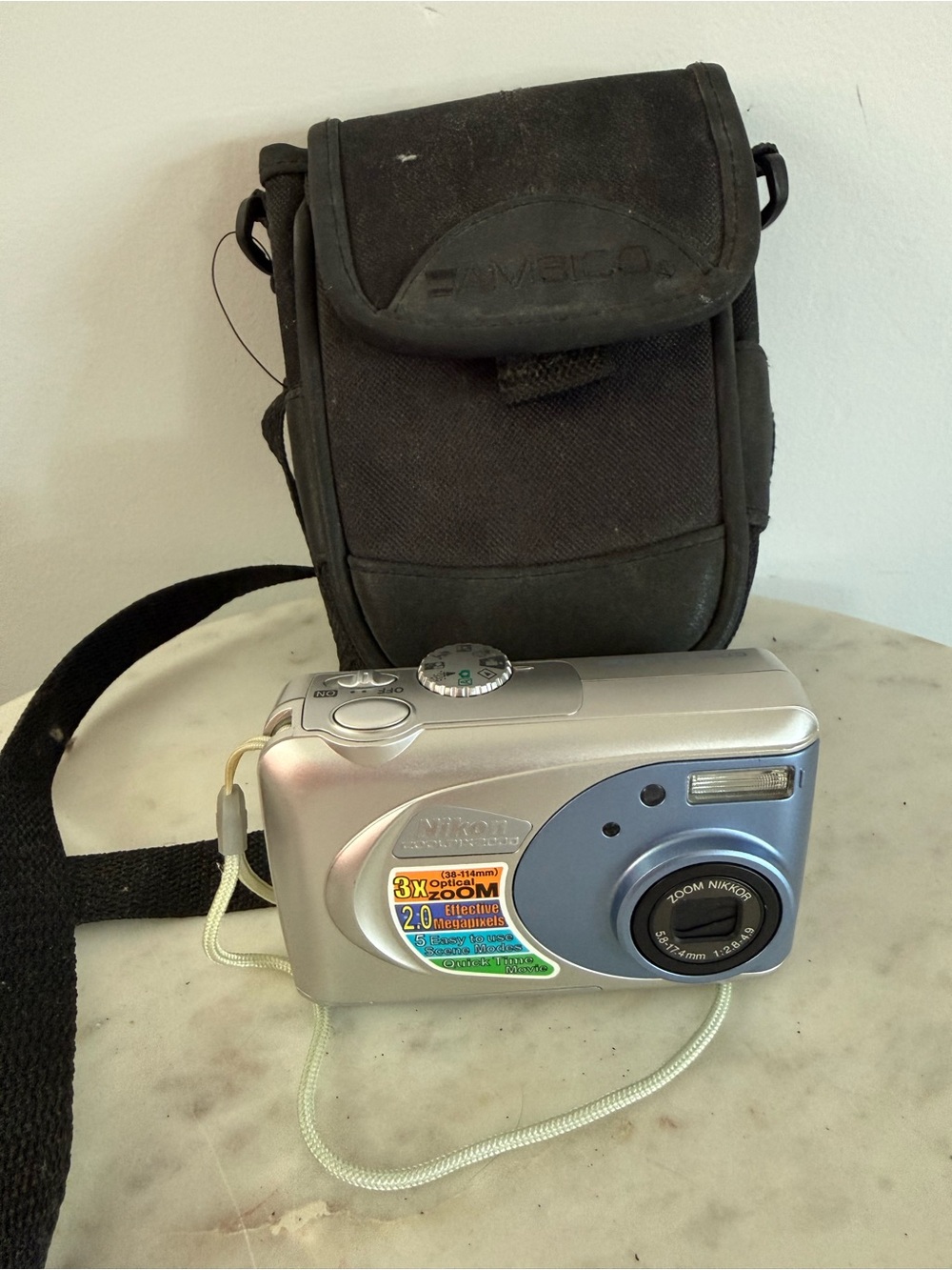 Nikon Coolpix 2000 2.0MP Point Shoot Digital Camera w/32MB Compact Flash + case